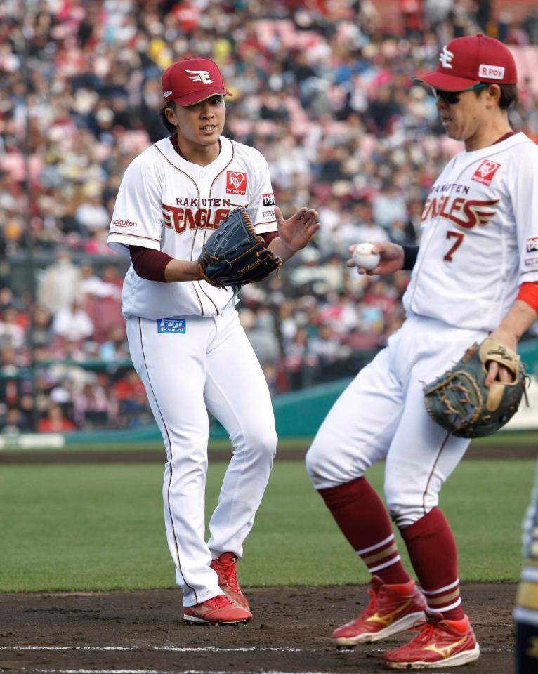 ７回、シーモアを一ゴロに打ち取りグラブをたたく早川。右は一塁手鈴木大