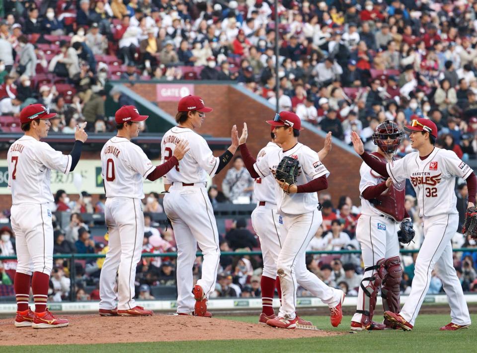 オリックスに勝利し、タッチを交わす楽天ナイン