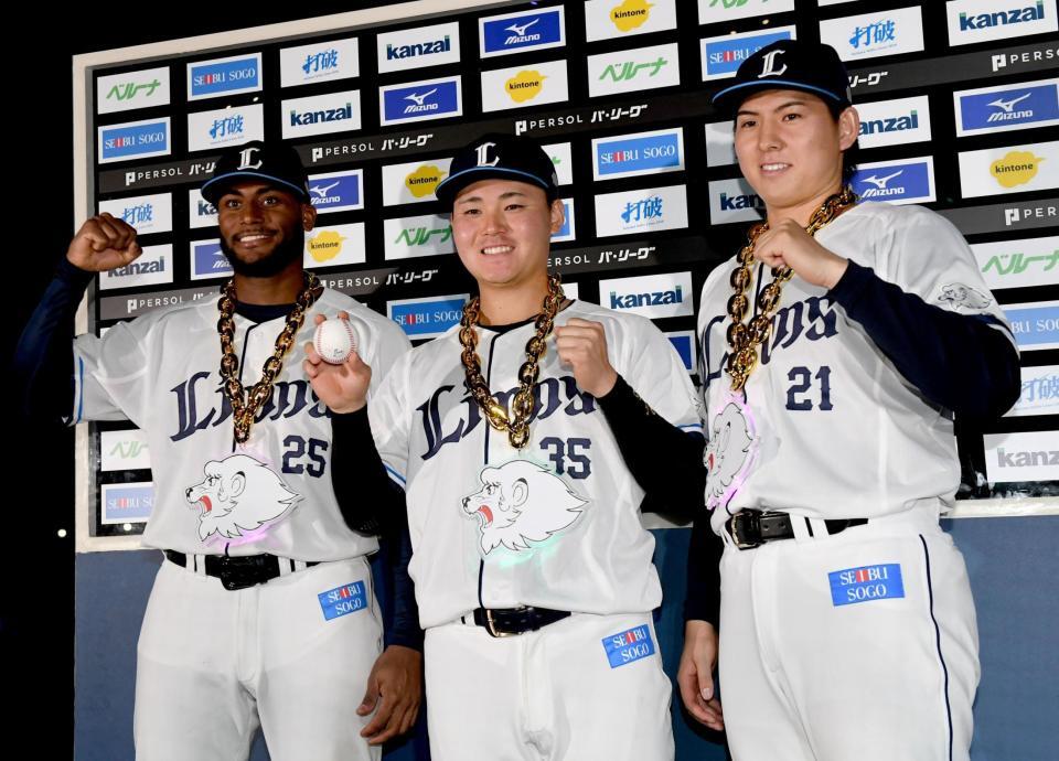 （左から）３打点のカナリオ、プロ初安打の秋山、今季初勝利の武内（撮影・佐藤厚）