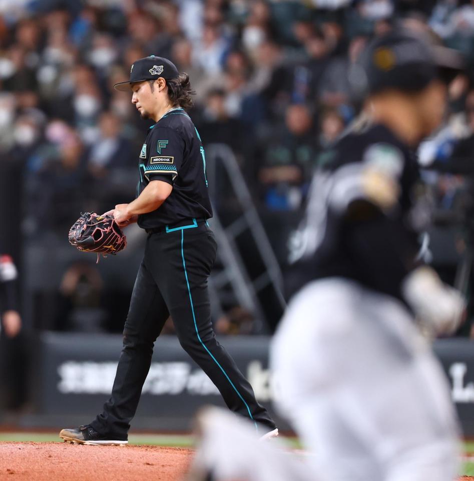 ６回、近藤に３ランを浴び、ぼう然とする伊藤（撮影・中島達哉）