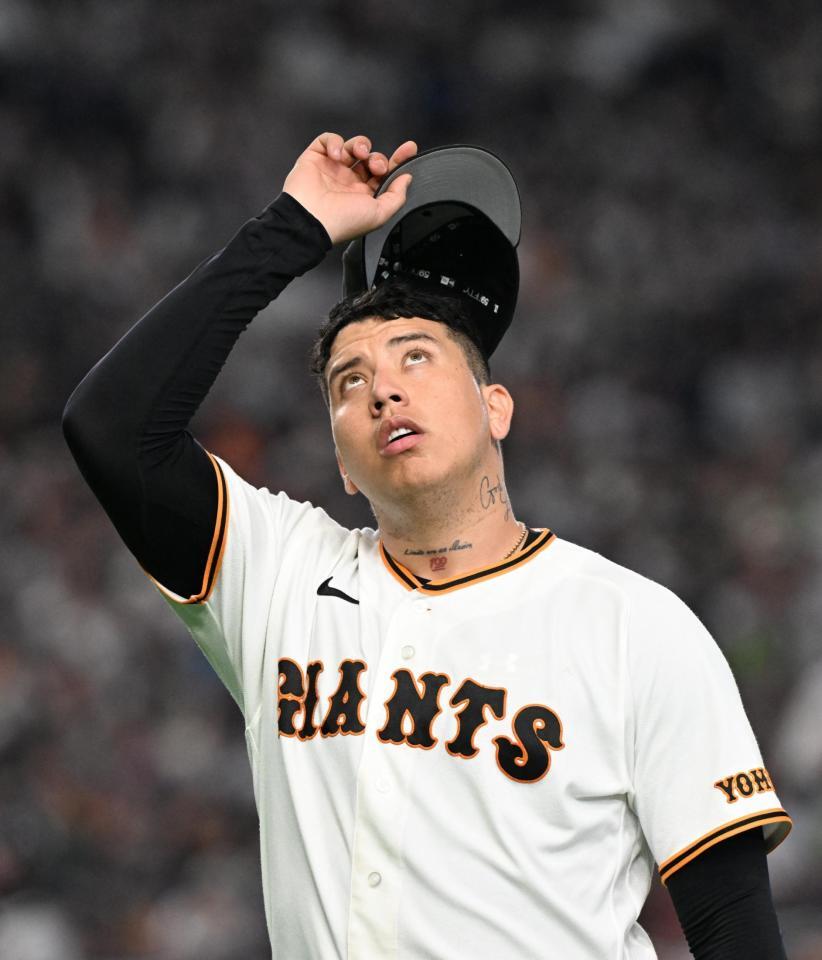 ４回を投げ終え、ベンチに戻るマタ