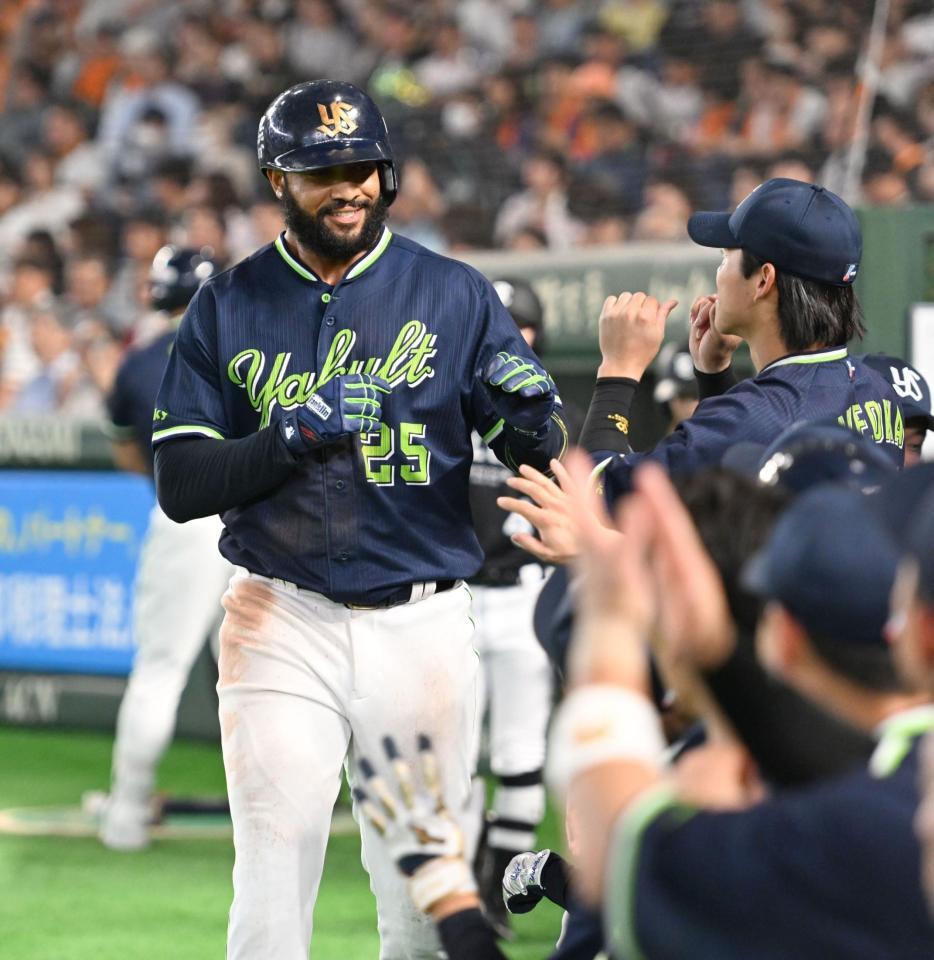 ７回、左越えソロを放ちナインとタッチをかわすサンタナ（左）＝撮影・開出牧