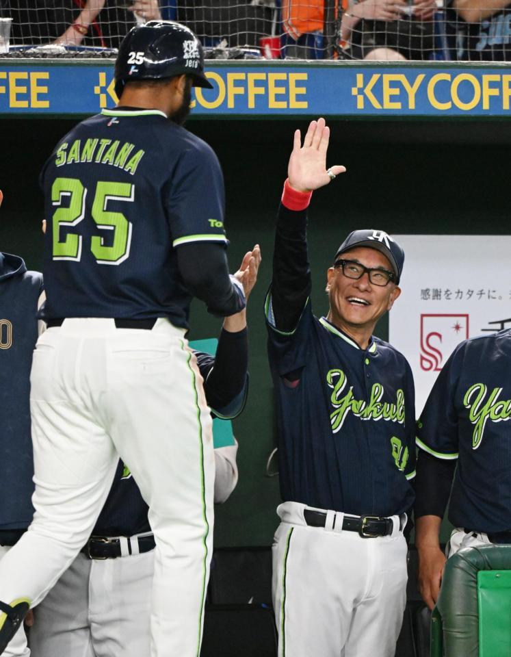 ７回、本塁打を放ったサンタナを迎える池山監督