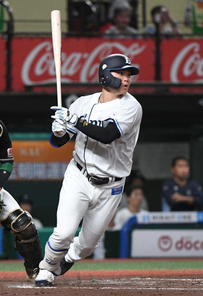 ６回、秋山は右前にプロ初安打を放つ（撮影・佐藤厚）