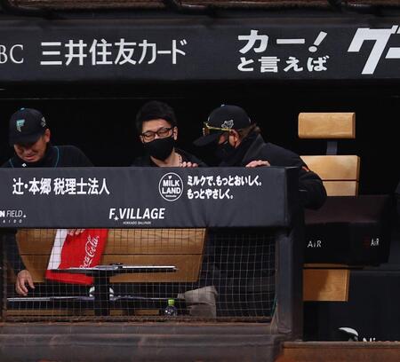 ソフトバンクに敗戦し、引き揚げる新庄監督（右）＝撮影・中島達哉
