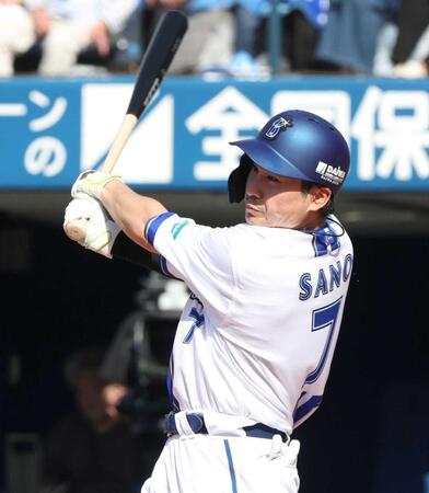 　３回、逆転二塁打を放つ佐野（撮影・石井剣太郎）