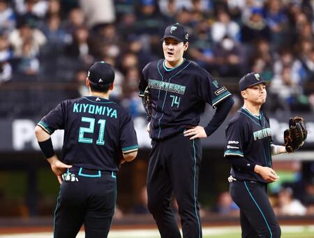 １回、適時失策をした清宮幸（手前）に声をかける有原（撮影・中島達哉）