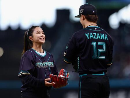 ファーストピッチセレモニーで投球し、捕手役を務めた矢沢（右）と言葉を交わす高梨沙羅（撮影・中島達哉）