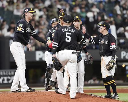 　日本ハムに勝利しタッチを交わす杉山（左端）らソフトバンクナイン＝１１日、エスコンフィールド