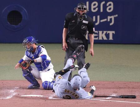 ４回、頭部付近に来た投球をよけて転倒する大山（撮影・立川洋一郎）