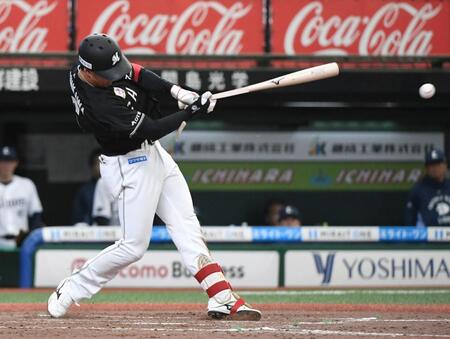 ９回、西川は左前に先制適時打を放つ（撮影・佐藤厚）