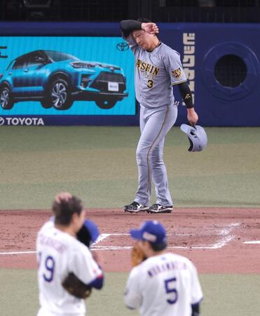 ４回、四球となって一塁へ歩く大山（撮影・立川洋一郎）