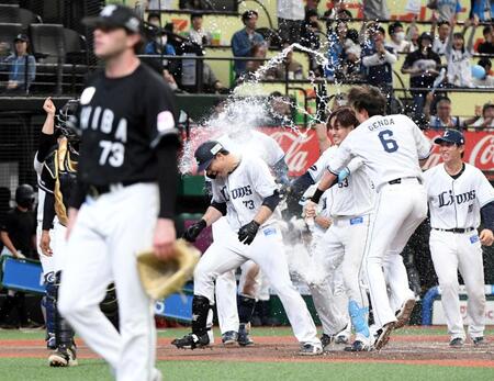 １０回、林安可はロング（左）から右越えにサヨナラ本塁打を放ち、歓喜のシャワーを浴びる（撮影・佐藤厚）