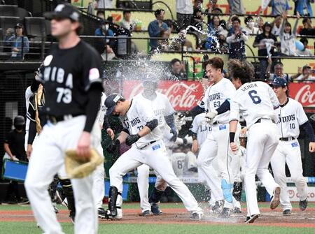 １０回、林安可（中央）はロング（左）から右越えにサヨナラ本塁打を放ち、歓喜のシャワーを浴びる（撮影・佐藤厚）