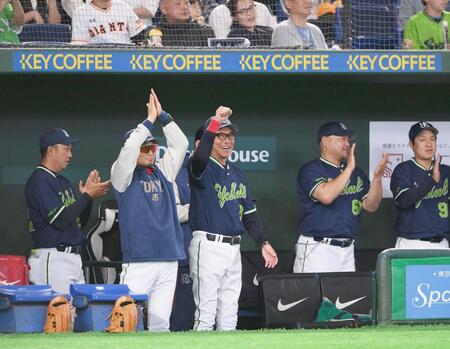 ５回、岩田のタイムリー内野安打にガッツポーズを決める池山監督（中央）＝撮影・開出牧