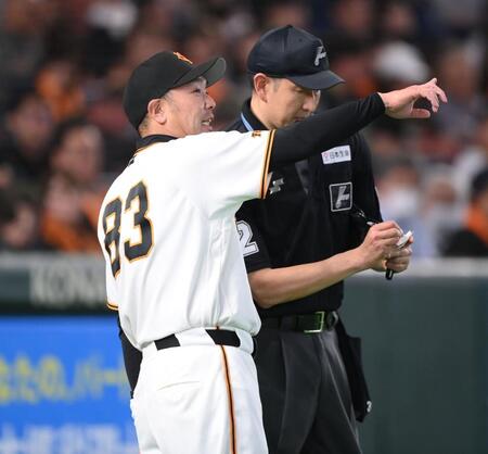 ９回、選手の交代を告げる阿部監督（撮影・開出牧）