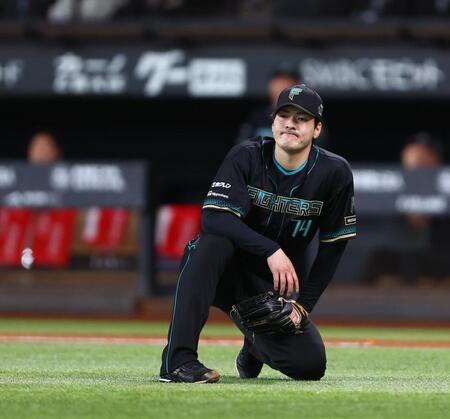 ５回、打者・海野に同点となるセーフティスクイズを許した有原（撮影・中島達哉）