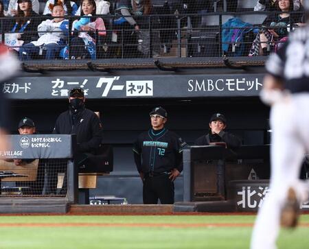 ７回、周東（右）に２ランを浴び、厳しい表情の新庄監督（左から２人目）＝撮影・中島達哉