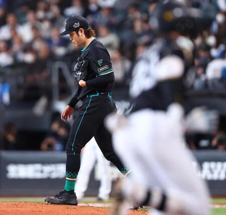 ７回、周東（右）に２ランを浴びる古林（撮影・中島達哉）