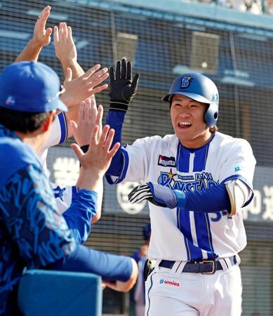 ７回、本塁打を放ちナインに迎えられる宮下