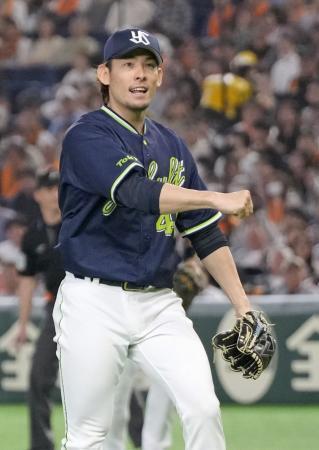 　７回、ダルベックを見逃し三振に仕留め、ガッツポーズするヤクルト・高梨＝東京ドーム