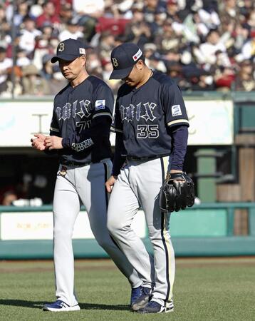 　８回に３失点し、交代を告げた岸田監督（左）とベンチへ引き揚げる古田島