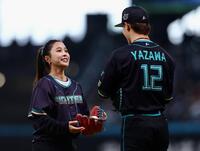 ファーストピッチセレモニーで投球し、捕手役を務めた矢沢（右）と言葉を交わす高梨沙羅（撮影・中島達哉）