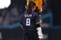 ファーストピッチセレモニーで「ＳＡＲＡ」のユニホームでマウンドに向かう高梨沙羅（撮影・中島達哉）