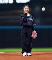 ファーストピッチセレモニーで投球し、笑顔を見せる高梨沙羅（撮影・中島達哉）