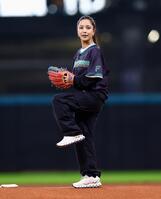 ファーストピッチセレモニーで投球する高梨沙羅＝（撮影・中島達哉）