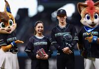 ファーストピッチセレモニーで投球し、捕手役を務めた矢沢（右）と記念撮影する高梨沙羅（撮影・中島達哉）