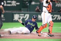 ３回、オスナの一ゴロの間に先制のホームに滑り込む長岡（撮影・開出牧）