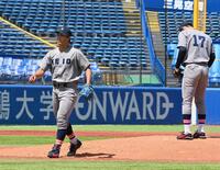 ３回途中で降板する慶大・広池浩成（左）＝撮影・持木克友