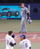 ４回、四球となって一塁へ歩く大山（撮影・立川洋一郎）