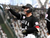 ９回、西川は左前に先制適時打を放つ（撮影・佐藤厚）
