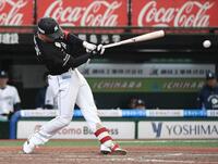 ９回、西川は左前に先制適時打を放つ（撮影・佐藤厚）