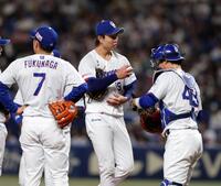 ５回、ピンチを迎え高橋宏（中央）ら中日ナインがマウンドに集まる（撮影・山口登）