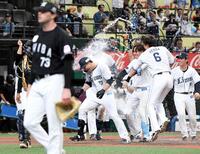 １０回、林安可はロング（左）から右越えにサヨナラ本塁打を放ち、歓喜のシャワーを浴びる（撮影・佐藤厚）