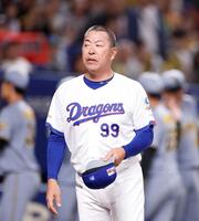 阪神に３連敗を喫し、厳しい表情の井上監督（撮影・西田忠信）