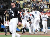 １０回、林安可（中央）はロング（左）から右越えにサヨナラ本塁打を放ち、歓喜のシャワーを浴びる（撮影・佐藤厚）