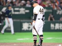 ８回、三振に倒れ肩を落とす佐々木（撮影・開出牧）