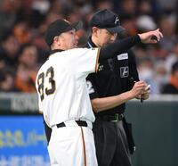 ９回、選手の交代を告げる阿部監督（撮影・開出牧）