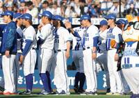 試合を制しタッチを交わすＤｅＮＡナイン（撮影・石井剣太郎）