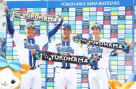 ポーズをとる（左から）宮下、勝又、度会（撮影・石井剣太郎）