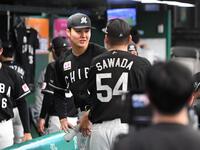 好投報われず、沢田（右）からなぐさめられる広池（中央）＝撮影・佐藤厚