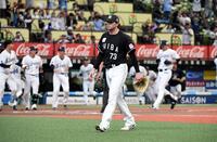 １０回、林安可（右）にサヨナラ本塁打を打たれ、がっくりと引き揚げるロング（中央）＝撮影・佐藤厚