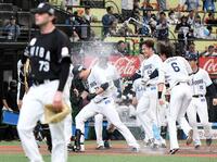 １０回、林安可（中央）はロング（左）から右越えにサヨナラ本塁打を放ち、歓喜のシャワーを浴びる（撮影・佐藤厚）