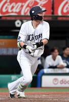 ９回、源田は右前に同点適時打を放つ（撮影・佐藤厚）