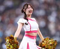 ＹＭＣＡダンスを披露するハニーズ（撮影・中島達哉）