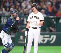 ９回、見逃し三振に倒れたダルベック。捕手・古賀（撮影・開出牧）